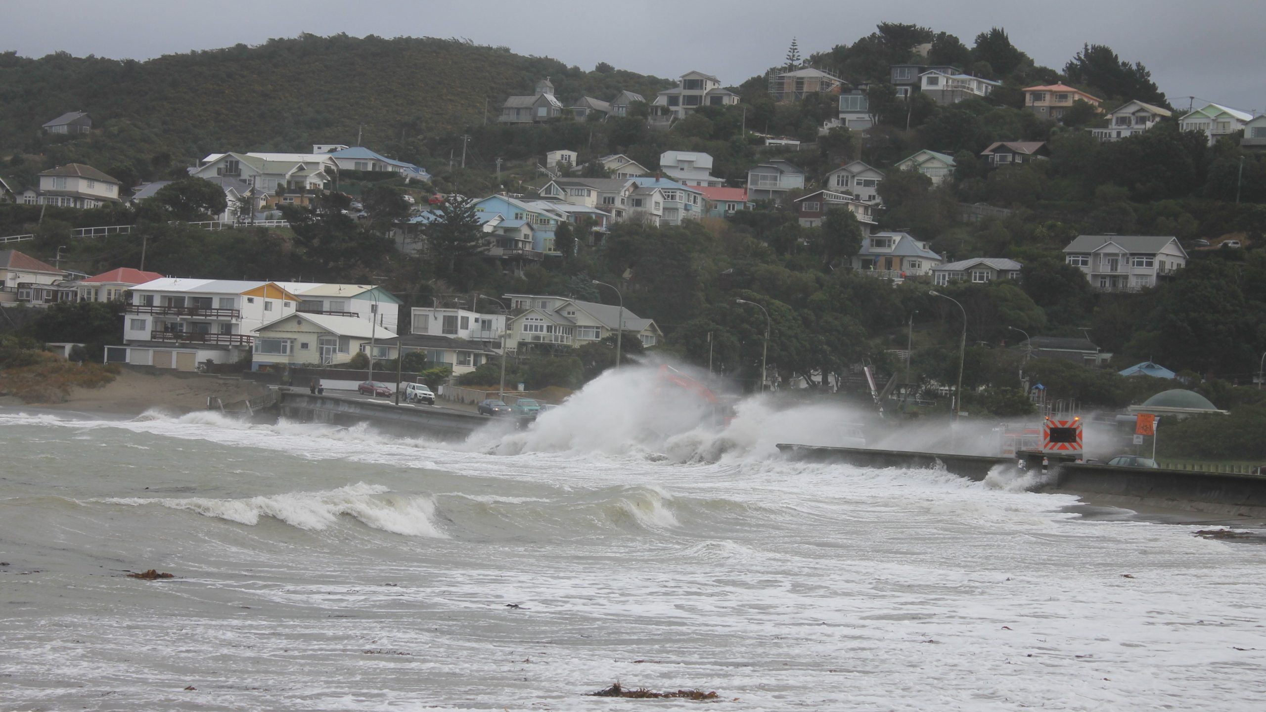 Southerly waves breaking on the Wellington south coast, 21 June 2013